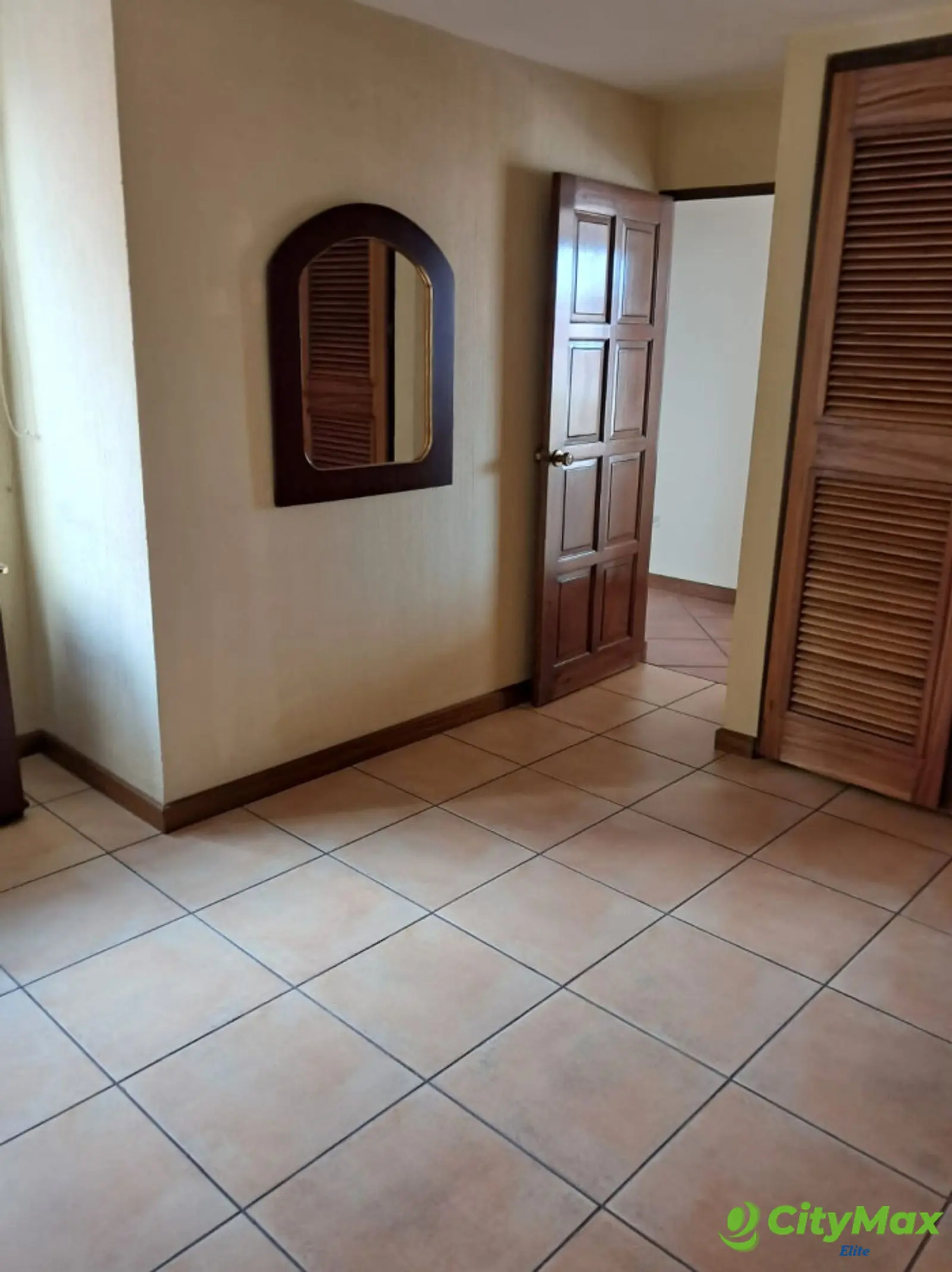 Apartamento en Venta en Zona 10 frente a CC La Estacion - foto 5