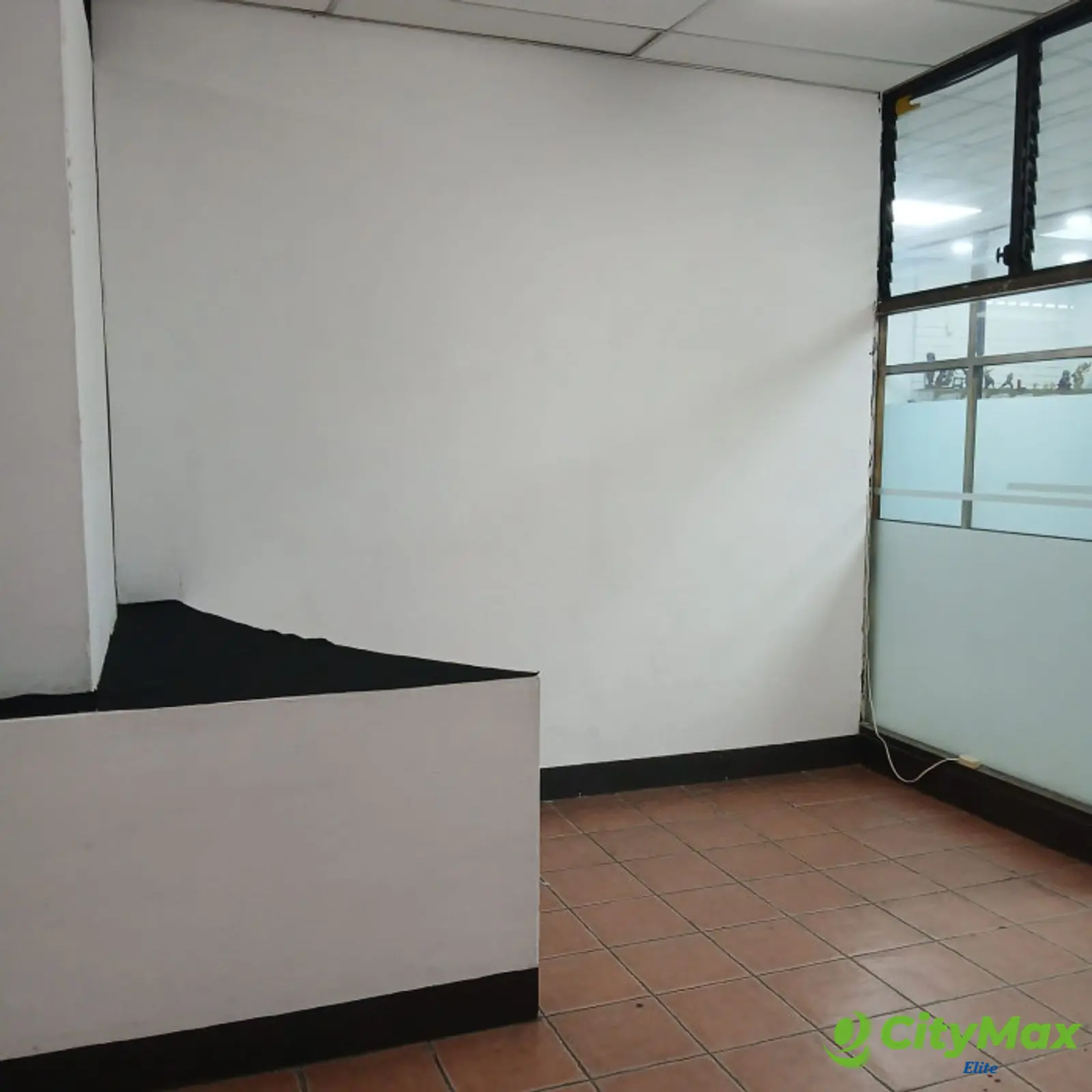 Local de 49 m2 en alquiler - CENTRO COMERCIAL CAPITOL - foto 2