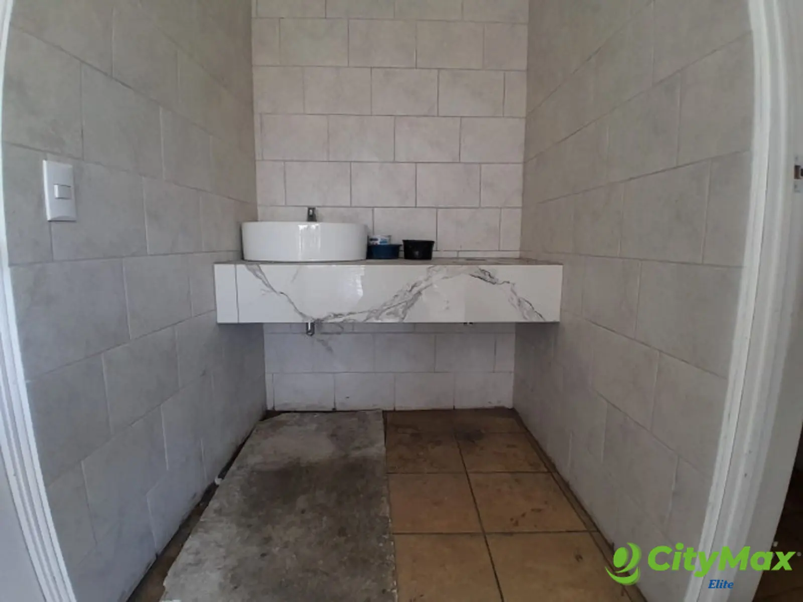 Rento local comercial en Zona 12 - foto 2