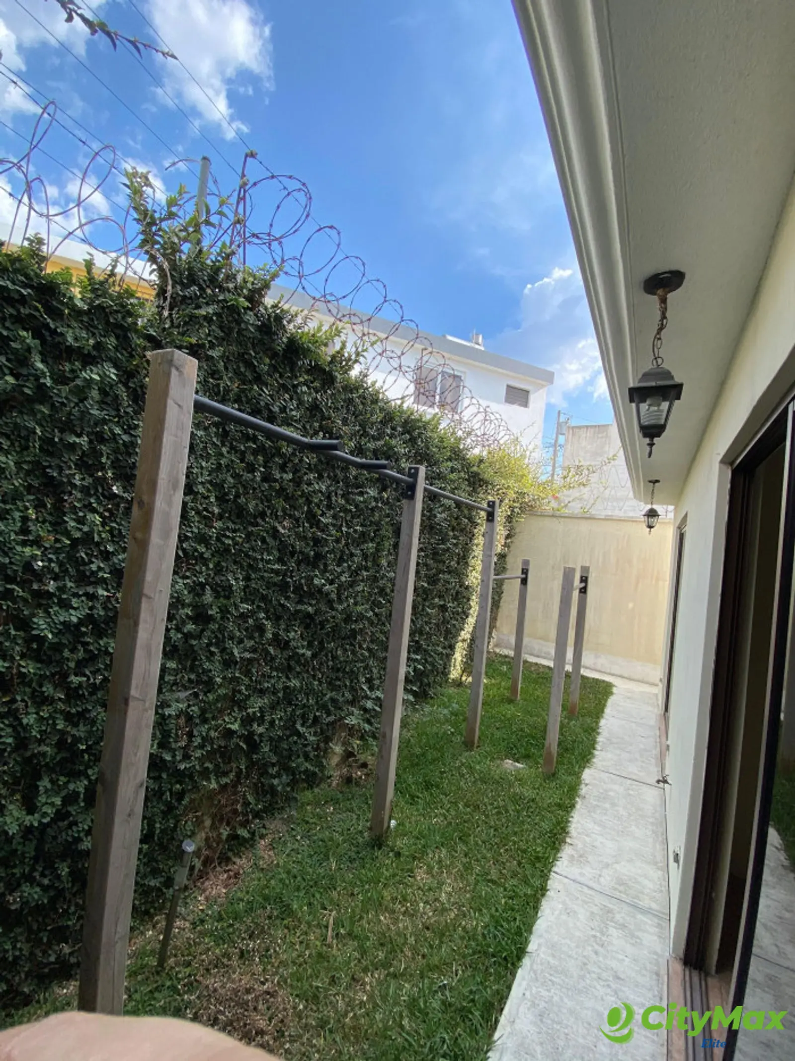 CASA CON APARTAMENTOS EN VENTA CONDOMINIO HACIENDA REAL - Jardín trasero