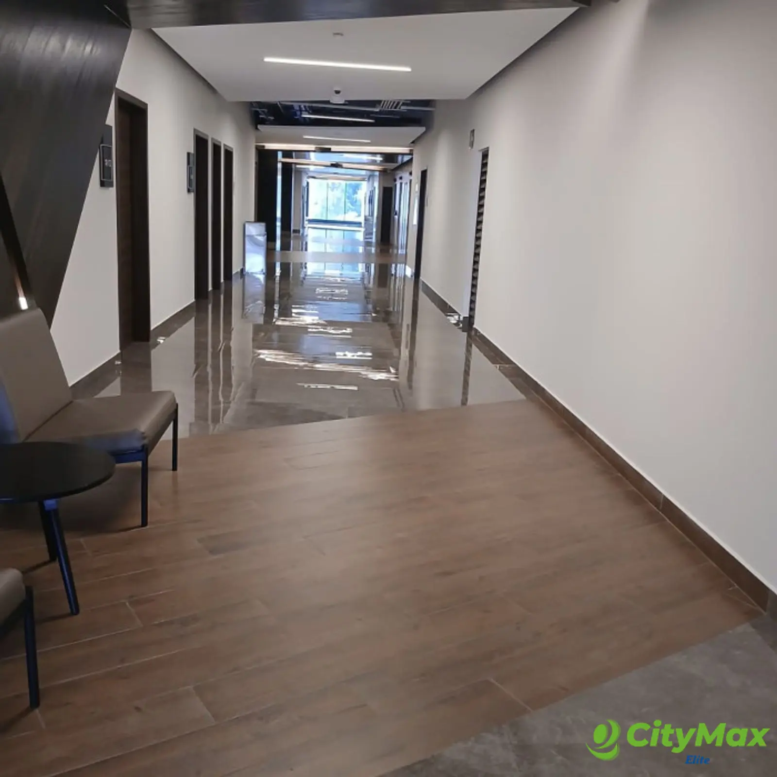 Rento Oficina Comercial en Zona 15 - foto 4