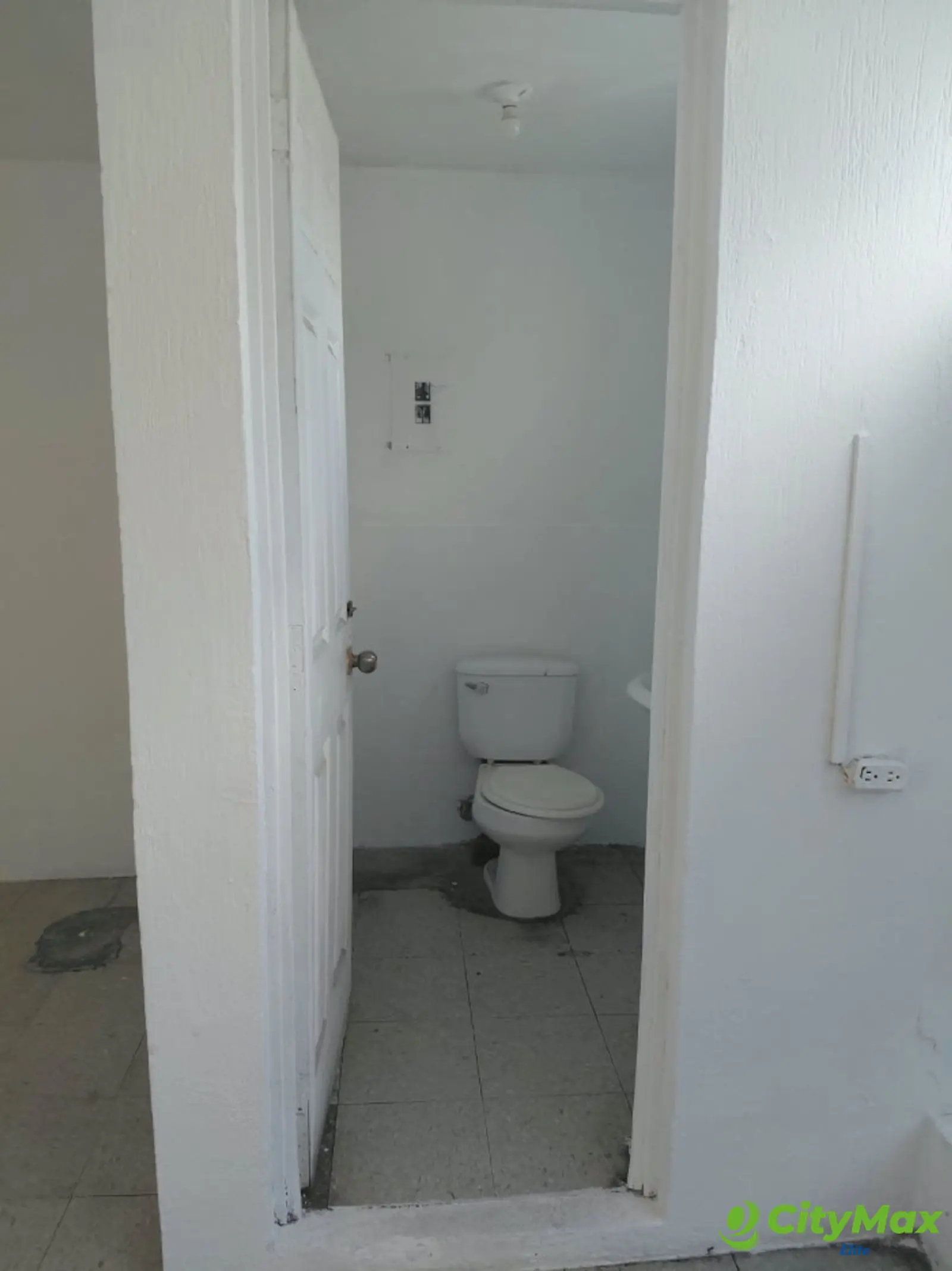 Local Comercial en Renta en Plaza Surti Ahorro. Zona 18 - foto 7