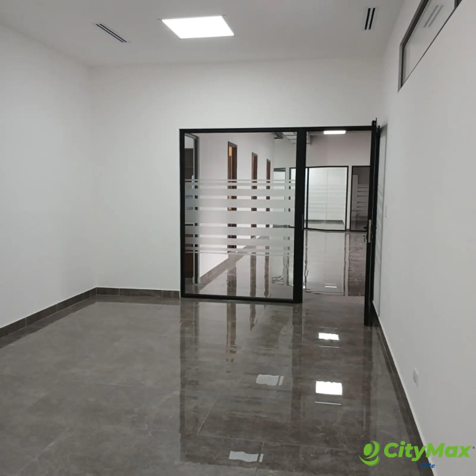 Rento Oficina Comercial en Zona 15 - foto 19