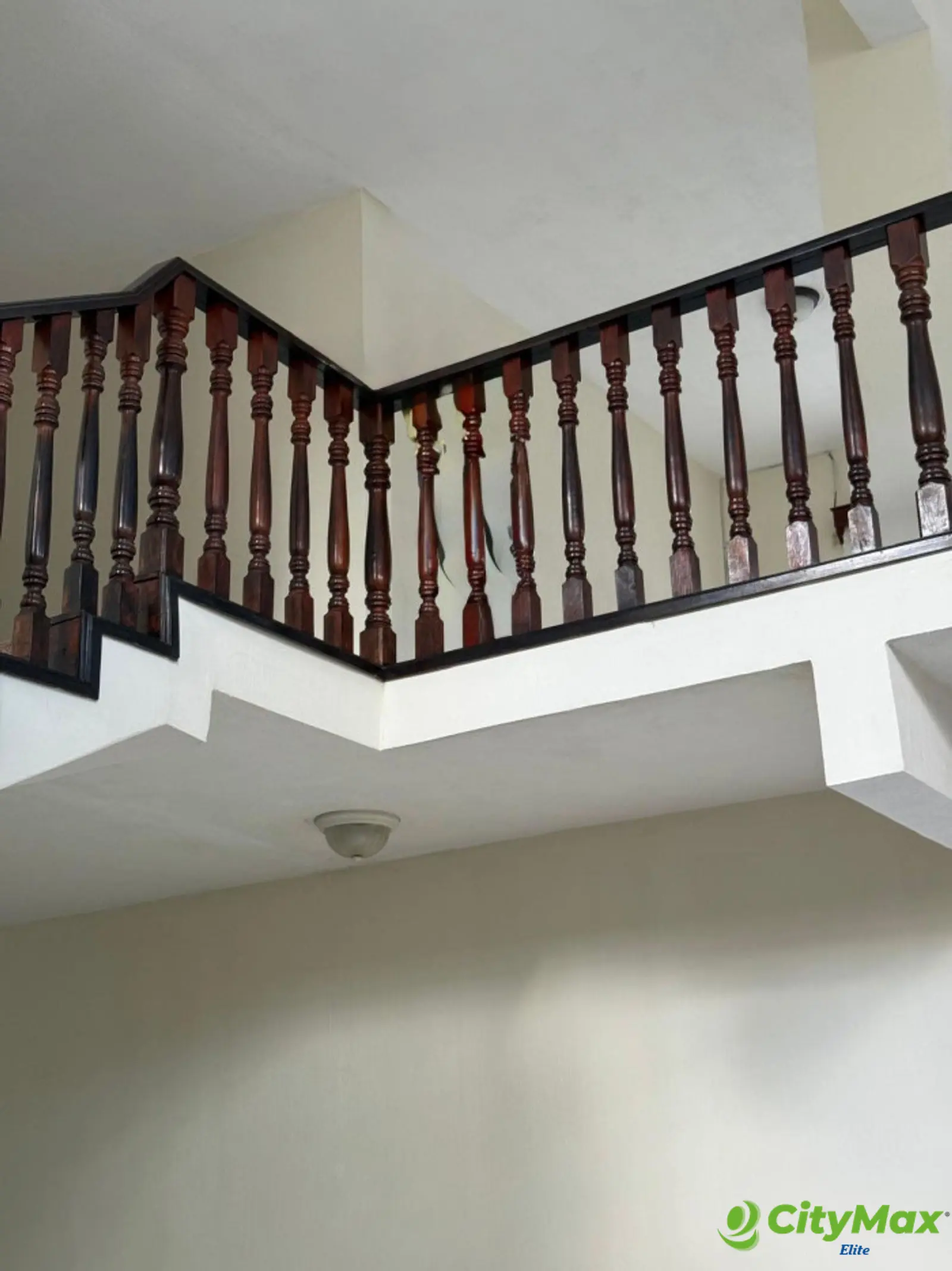 Casa en Venta en Santa Rosa  - gradas de madera