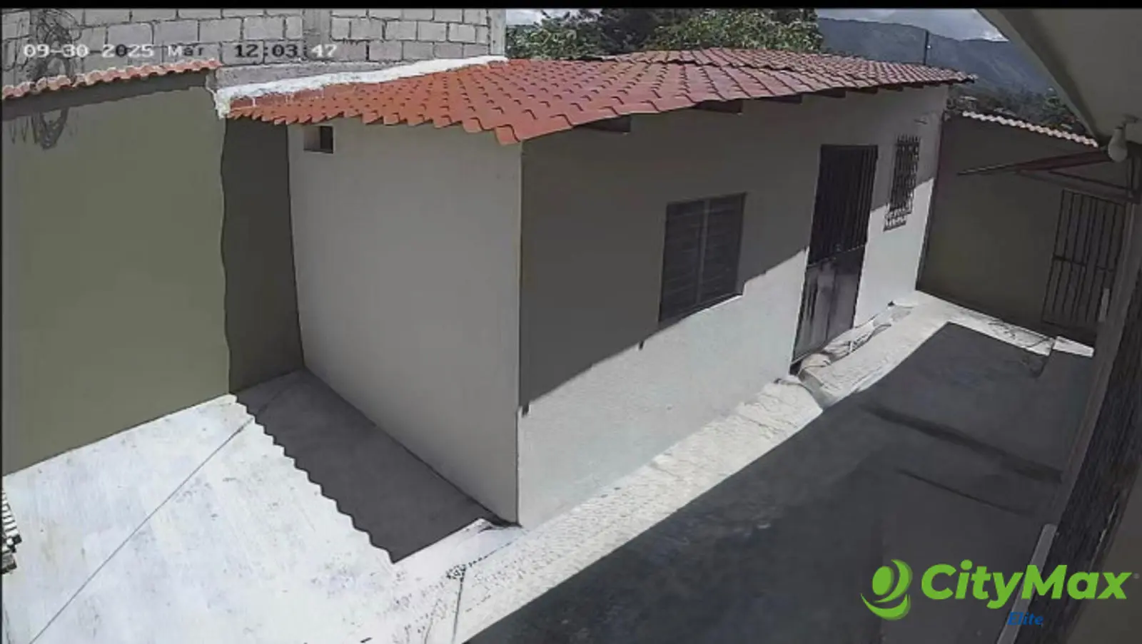 Casa en Venta en Santa Rosa  - guardianía o cuarto de servicio atrás de la casa