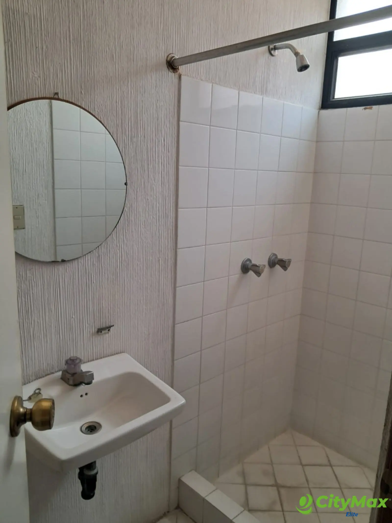 Apartamento en Venta en Zona 10 frente a CC La Estacion - foto 7