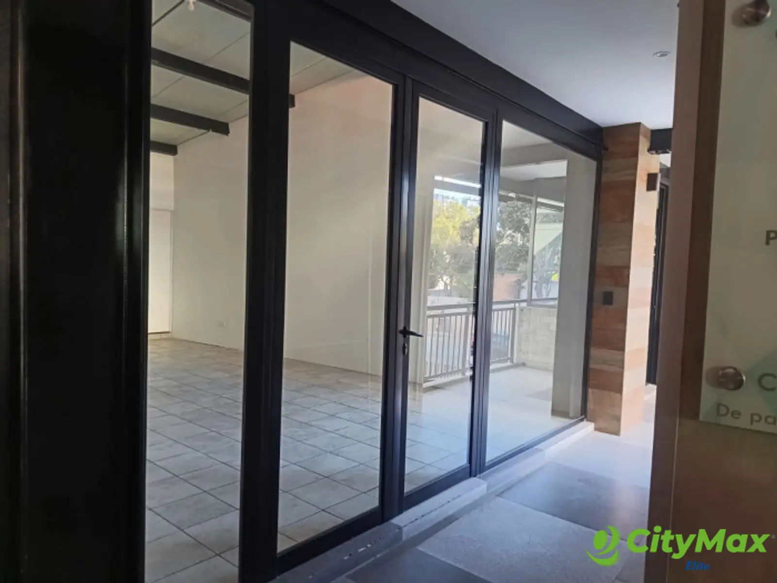 Local comercial de 45 m2 en alquiler en Zona 10 - foto 3