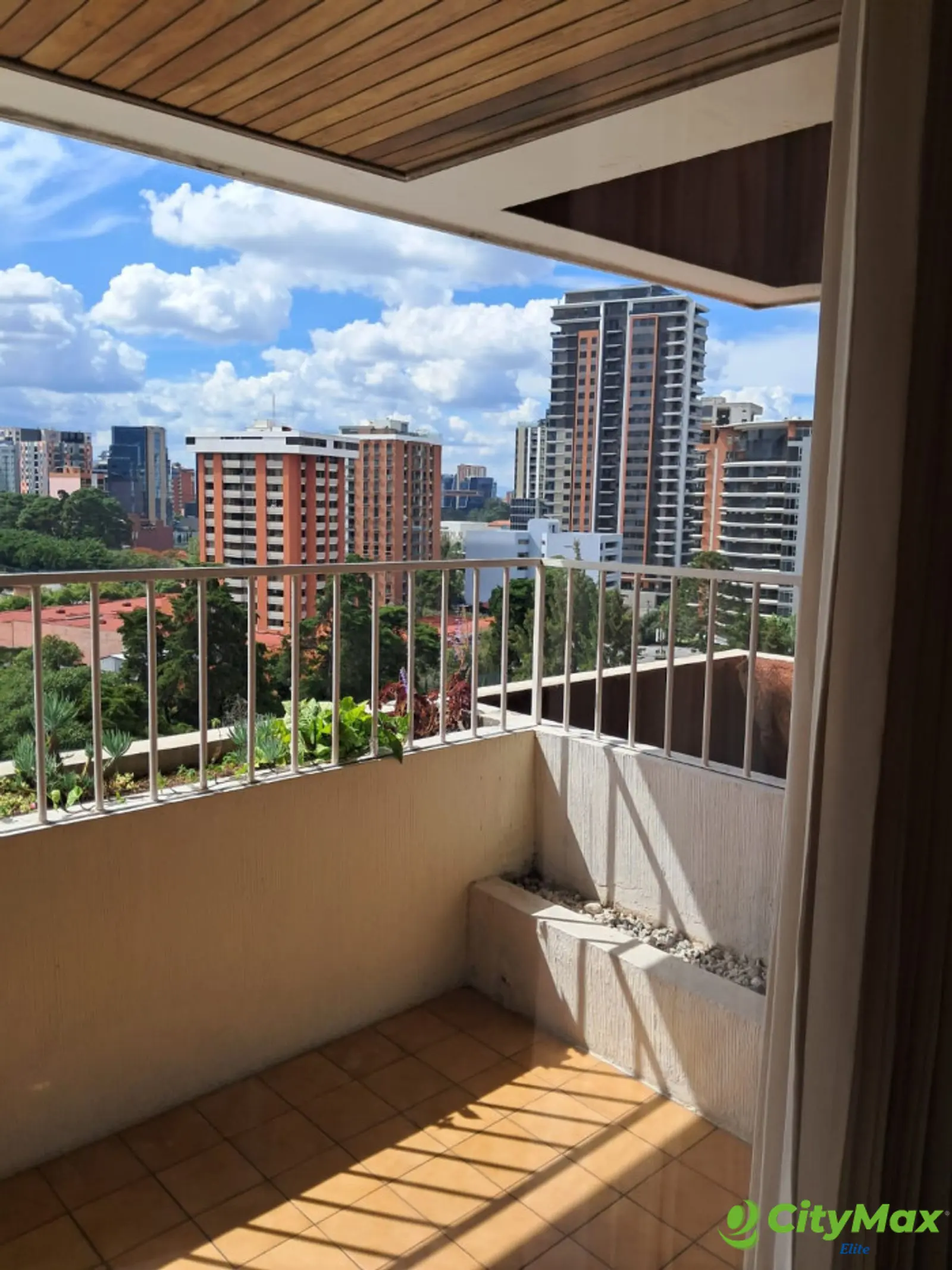Apartamento en Venta en Zona 10 frente a CC La Estacion - foto 3
