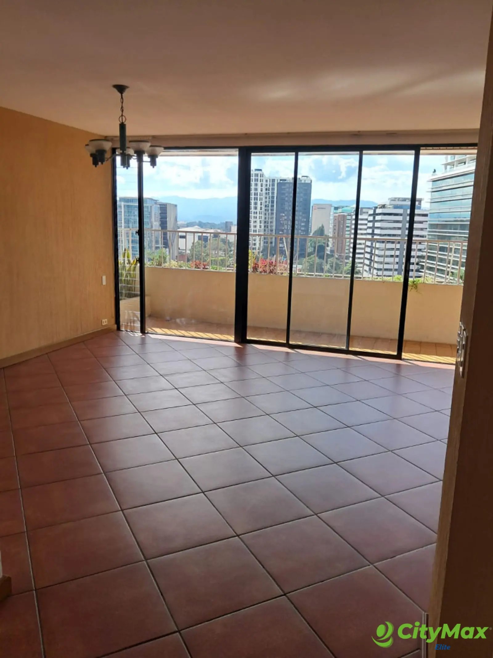 Apartamento en Venta en Zona 10 frente a CC La Estacion - foto 8