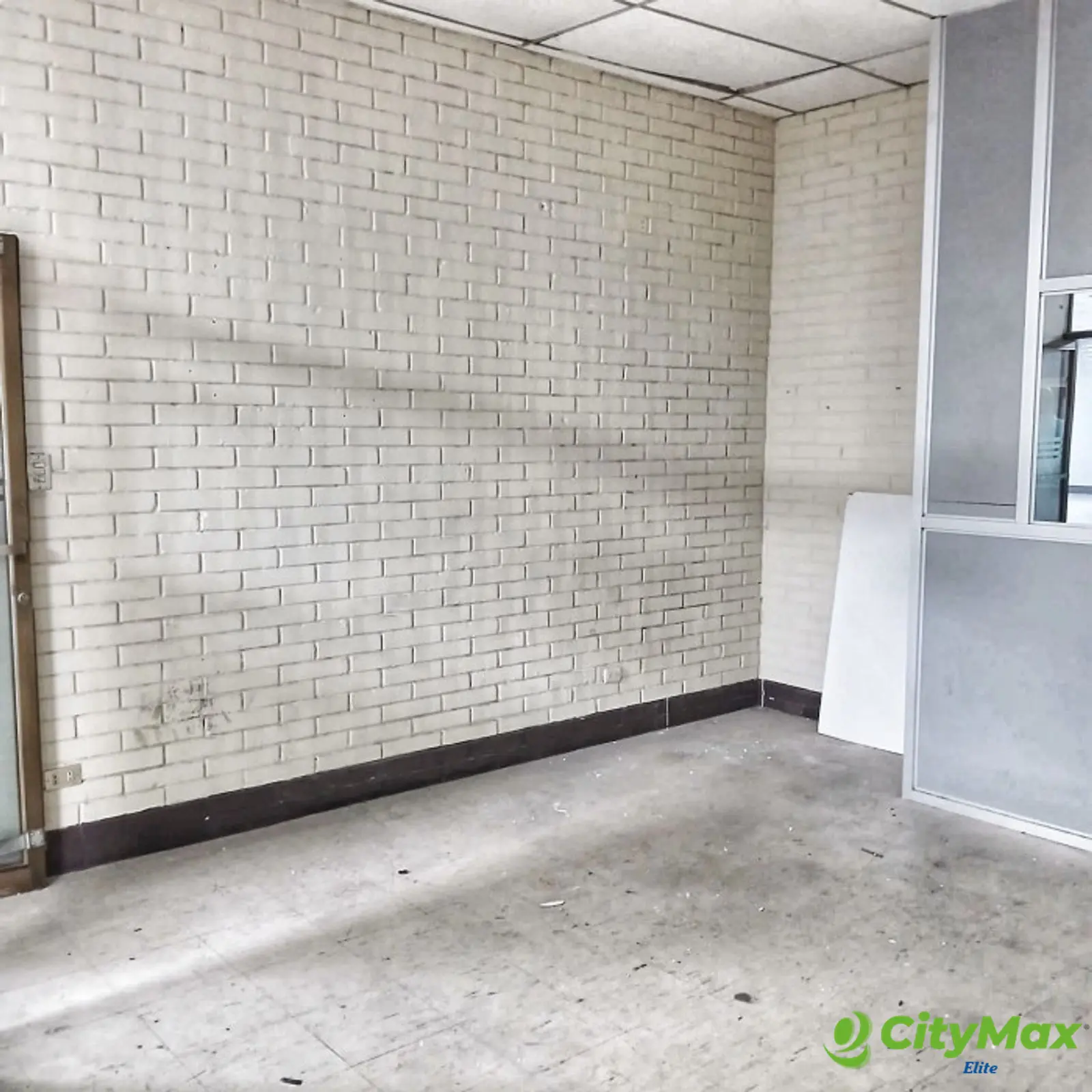 Local de 30 m2 en alquiler - CENTRO COMERCIAL CAPITOL - foto 2